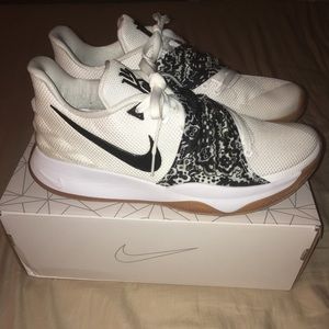 Nike Kyrie Low White Gum Size 11 WITH BOX (VNDS)